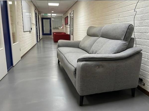 Henders & Hazel elektrische tweezitsbank met oplaadpunt, Huis en Inrichting, Banken | Bankstellen, Tweepersoons, 75 tot 100 cm