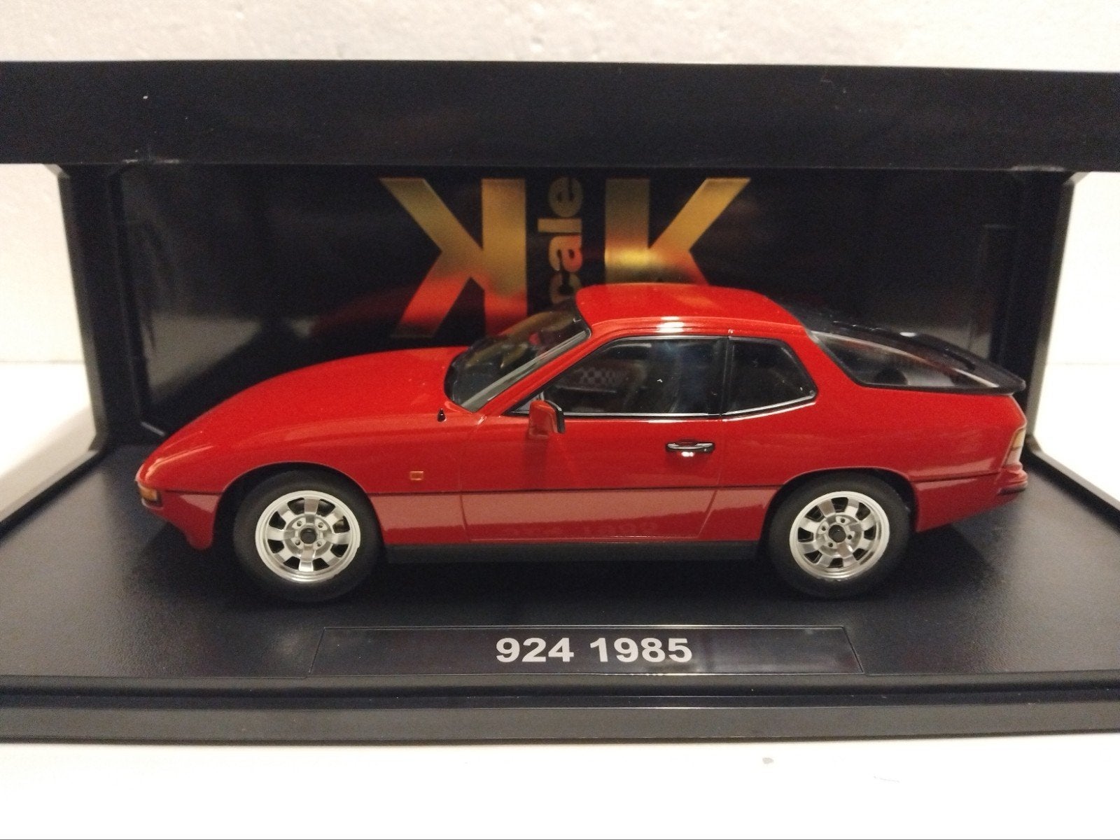 Porsche 924 rood 1985 KK 1:18 KRD, Hobby en Vrije tijd, Modelauto's | 1:18, Ophalen of Verzenden, Zo goed als nieuw, Auto, Overige merken