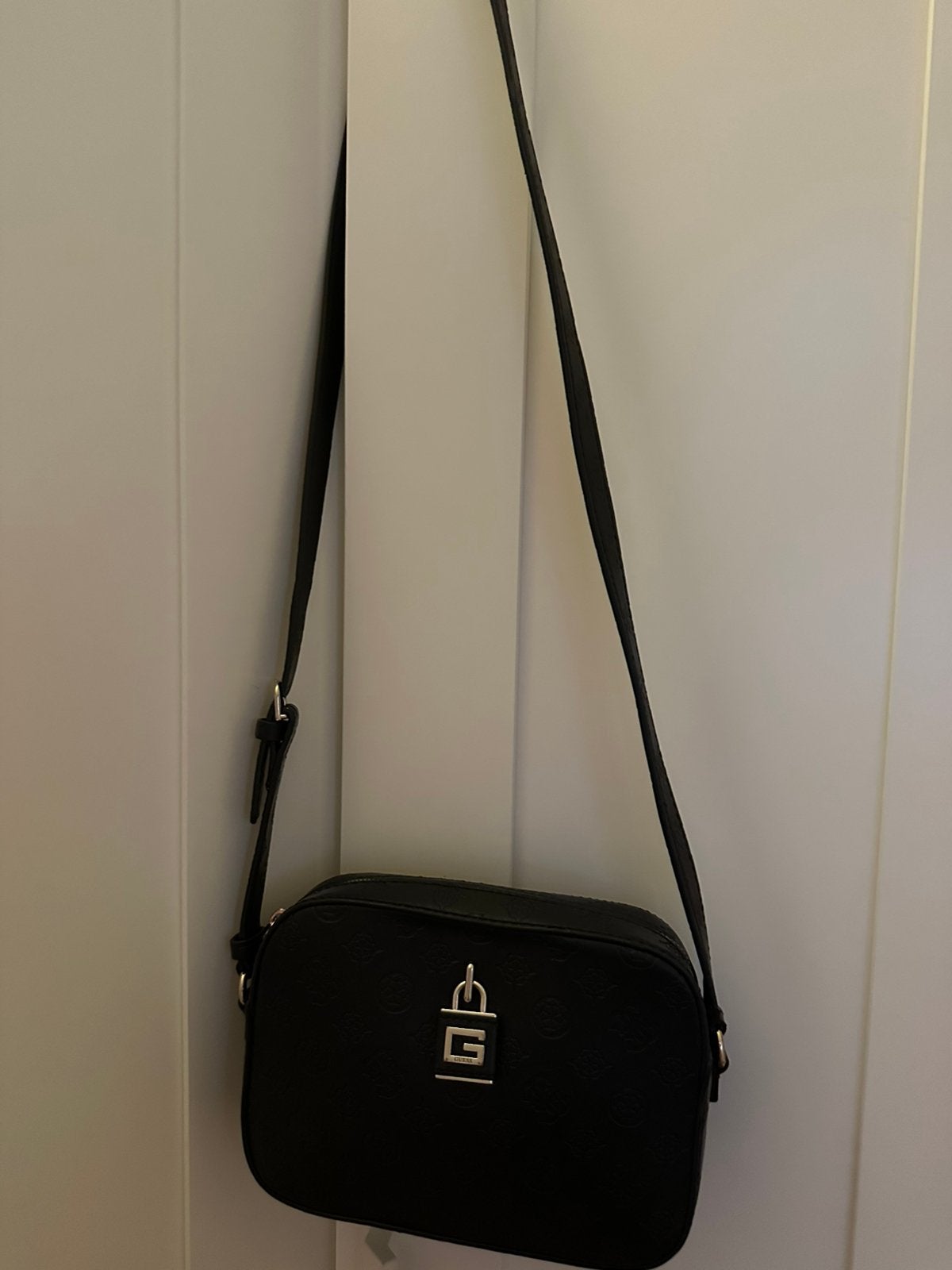 Originele guess schoudertas nieuw 2 keer omgehad, Sieraden, Tassen en Uiterlijk, Tassen | Damestassen, Ophalen of Verzenden, Nieuw