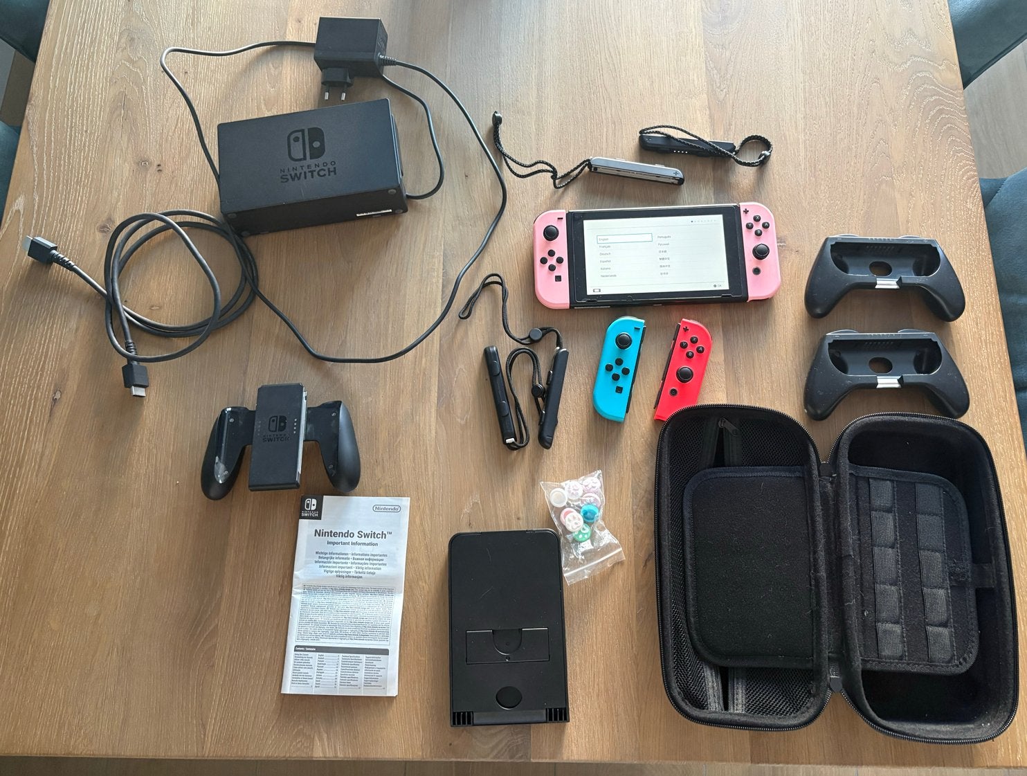 Nintendo Switch met roze Joy-Cons en accessoires, Spelcomputers en Games, Spelcomputers | Nintendo Switch, Ophalen, Zo goed als nieuw