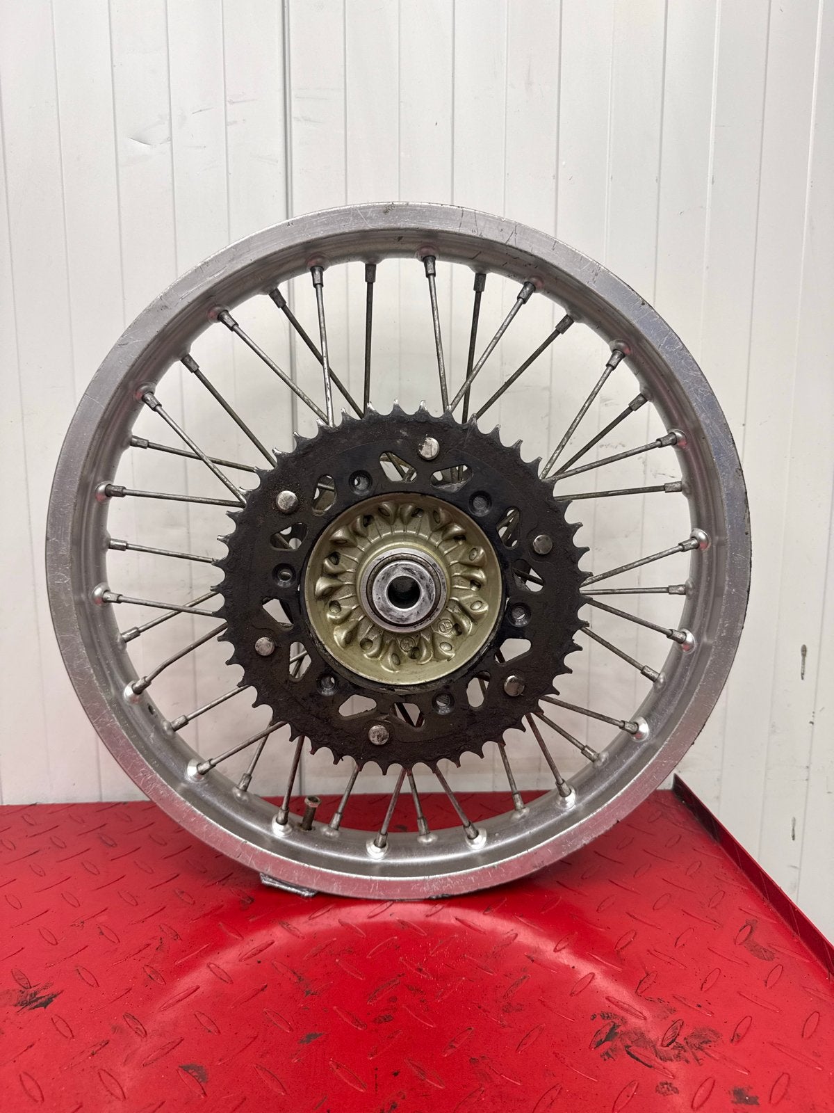 Achterwiel met tandwiel en remschijf KTM 300 EXC 2005, Motoren, Ophalen of Verzenden, Gebruikt