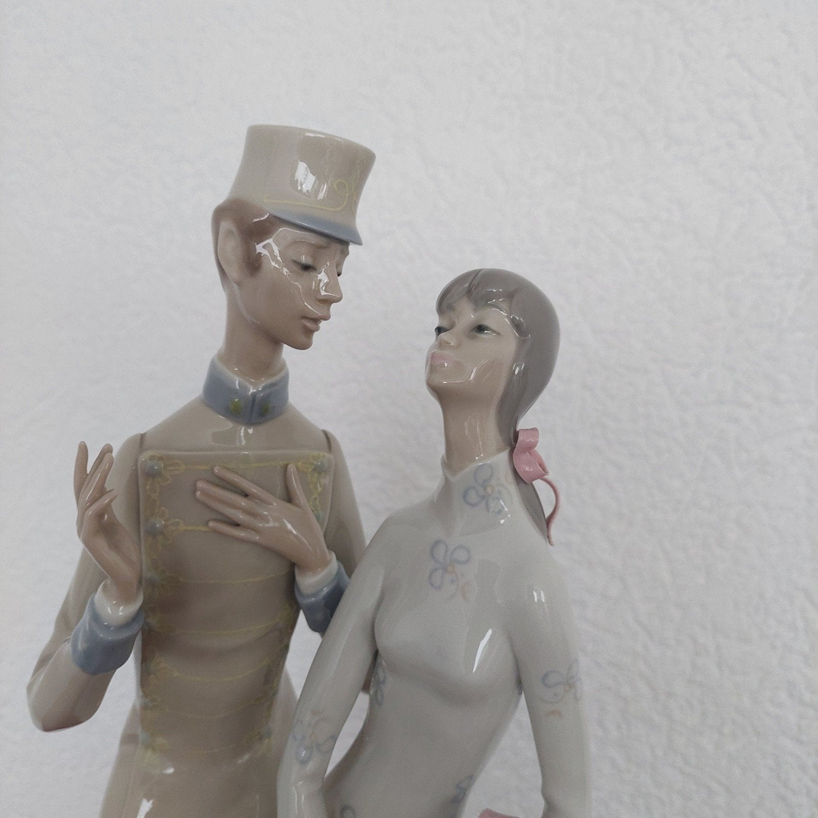 Groot porseleinen beeld van Lladró - Koppel met cadeau, Ophalen of Verzenden, Zo goed als nieuw, Mens