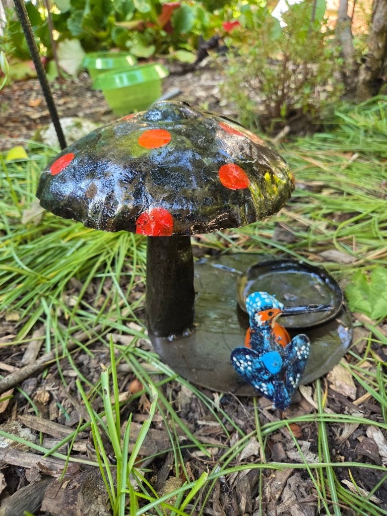 IJSVOGEL MET PADDENSTOEL VOERBAKJE - HANDGEMAAKT - FAIRTRADE, Tuin en Terras, Ophalen of Verzenden, Nieuw
