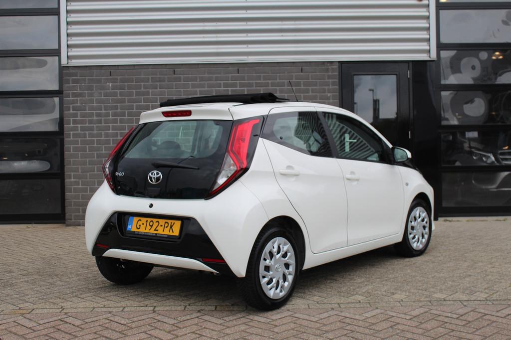 Toyota Aygo 1.0 VVT-i X-Play / Open dak / Carplay / Automaat, Auto's, Toyota, Stof, Gebruikt, Met garantie (alle), 4 stoelen
