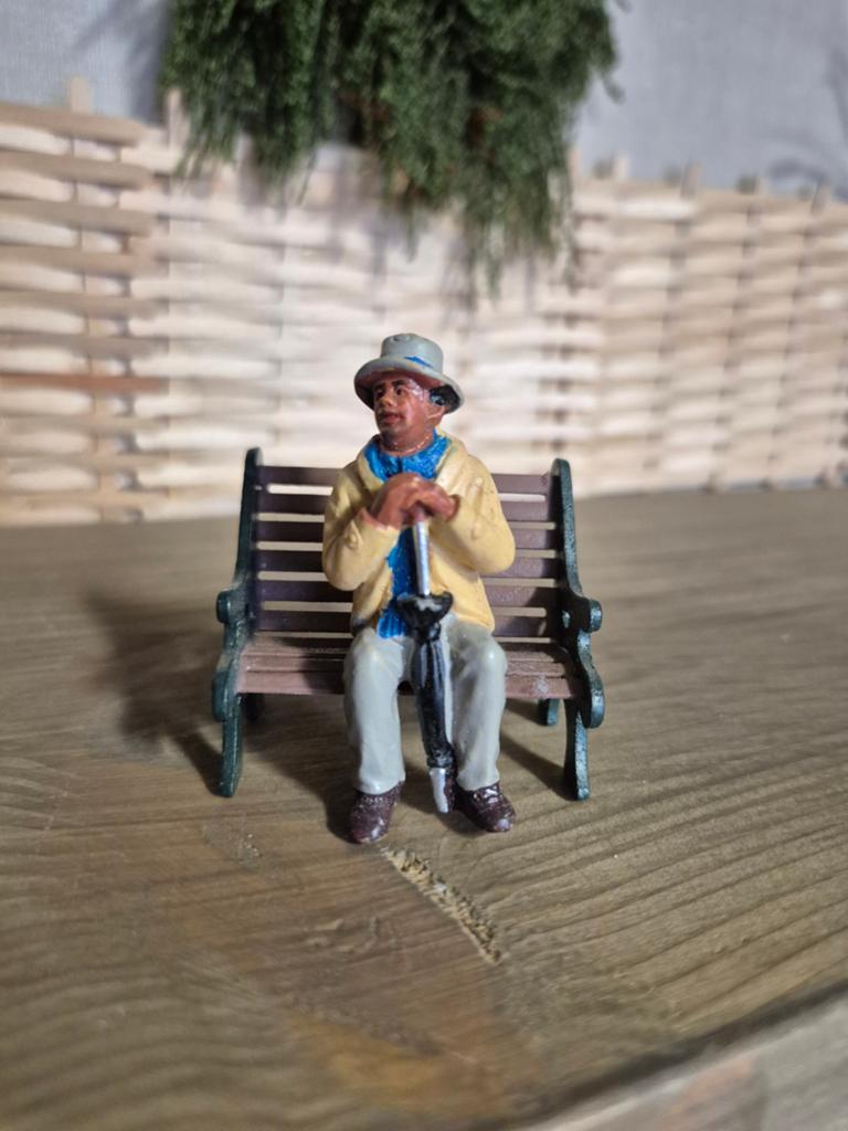Lemax figuur 28 kerstdorp kersthuisjes, Ophalen of Verzenden, Zo goed als nieuw