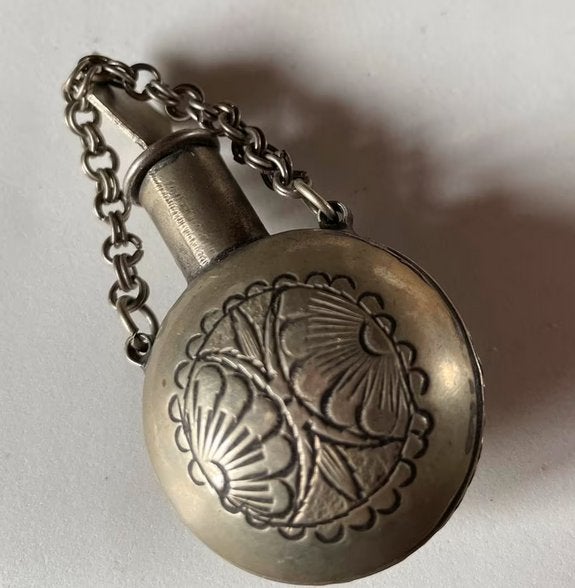 Oud parfumflesje met bloemmotief en ketting, 7 cm, Ophalen of Verzenden, Gebruikt, Parfumfles