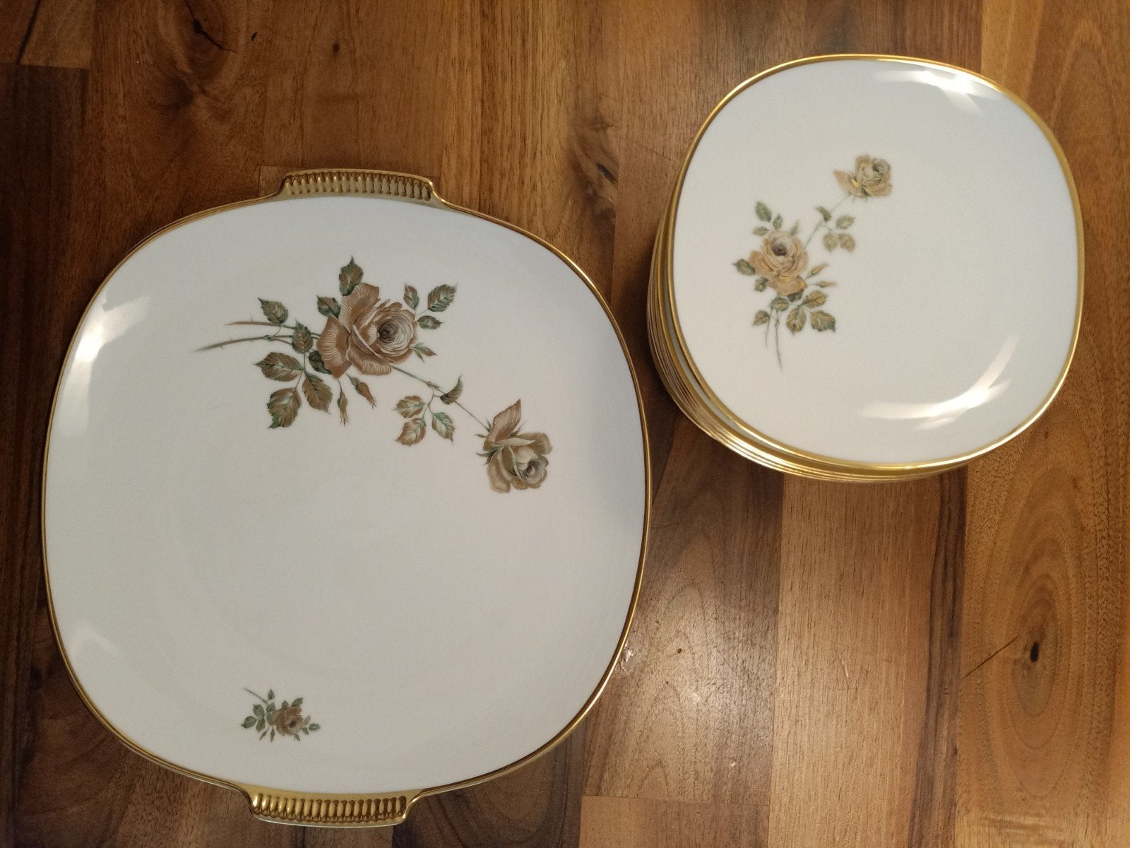 Vintage porseleinen gebakstel met rozenmotief en goud, Ophalen of Verzenden