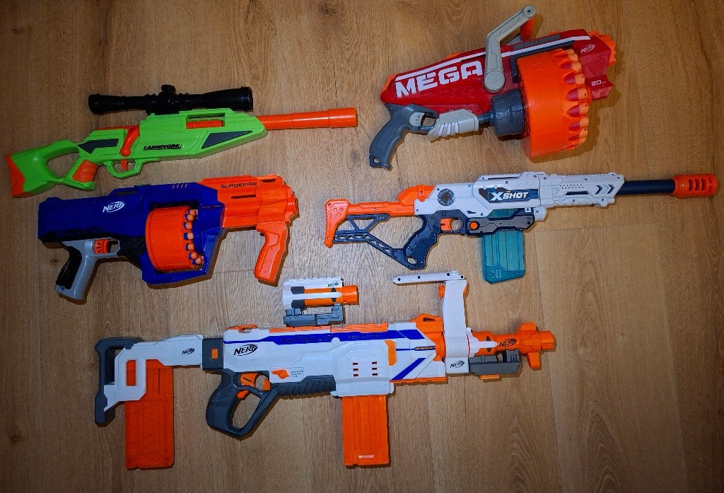 Verzameling 3 Nerf-geweren en 2 soortgelijke geweren, Ophalen, Zo goed als nieuw