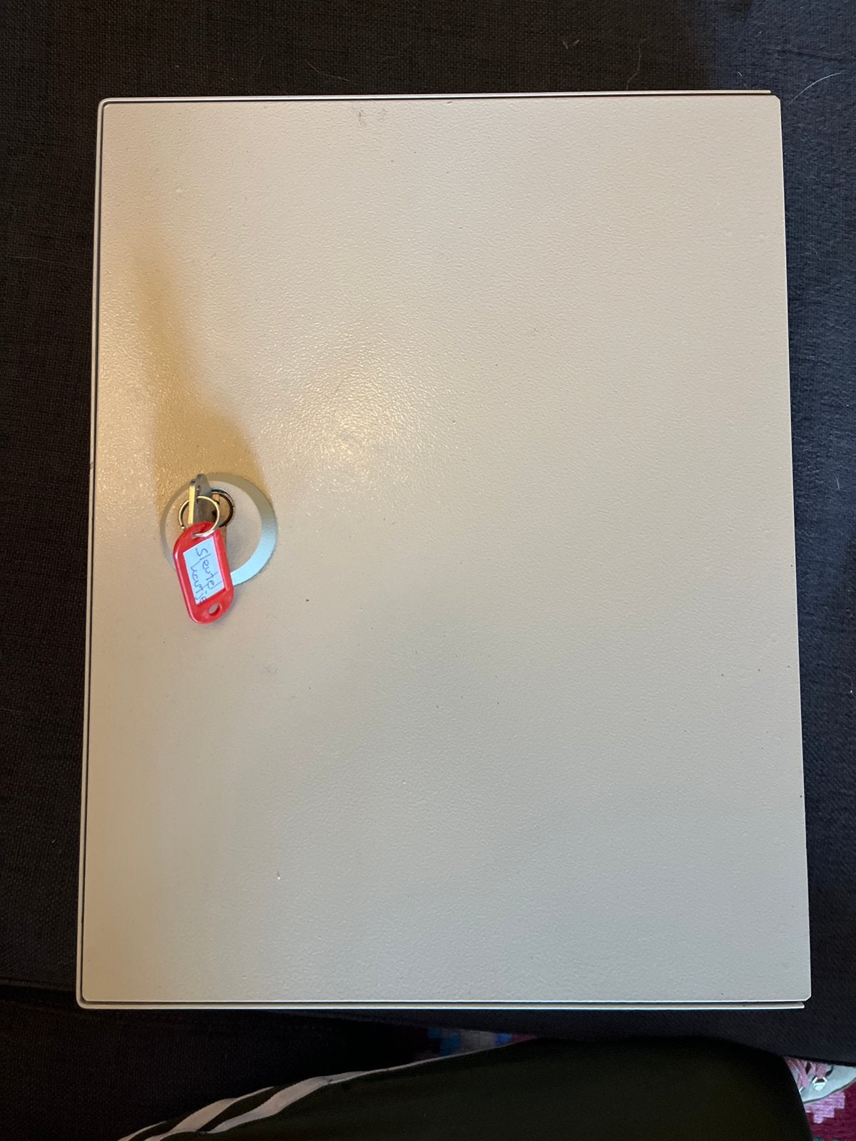 Sleutelkluis met 1 sleutel - 39x30x6,5 cm (HBD), Huis en Inrichting, Ophalen of Verzenden, Gebruikt, Grijs, Metaal
