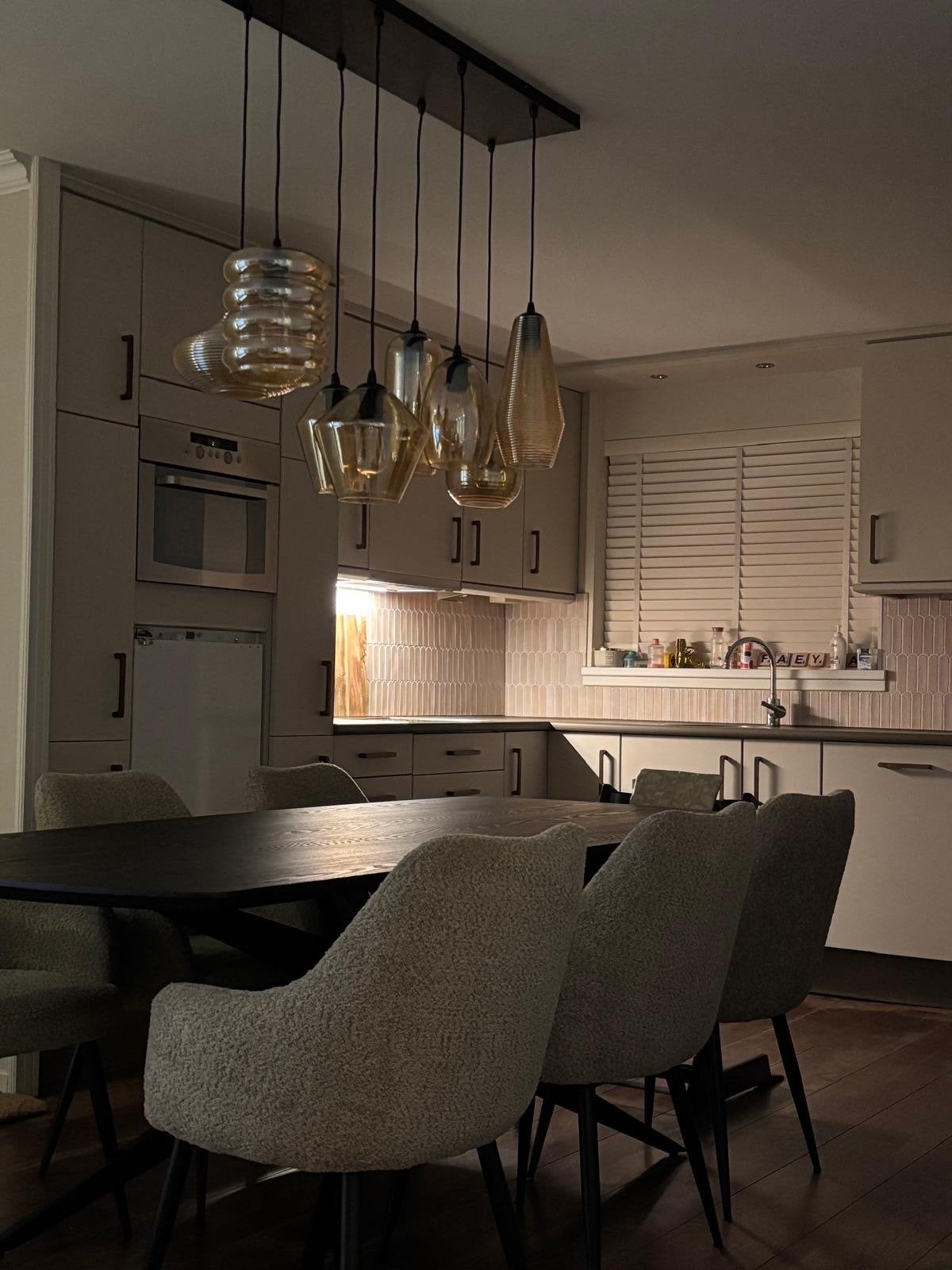 Moderne hanglamp met 8 amberkleurige glazen kappen, Ophalen, Zo goed als nieuw, Glas, Overige fittingen