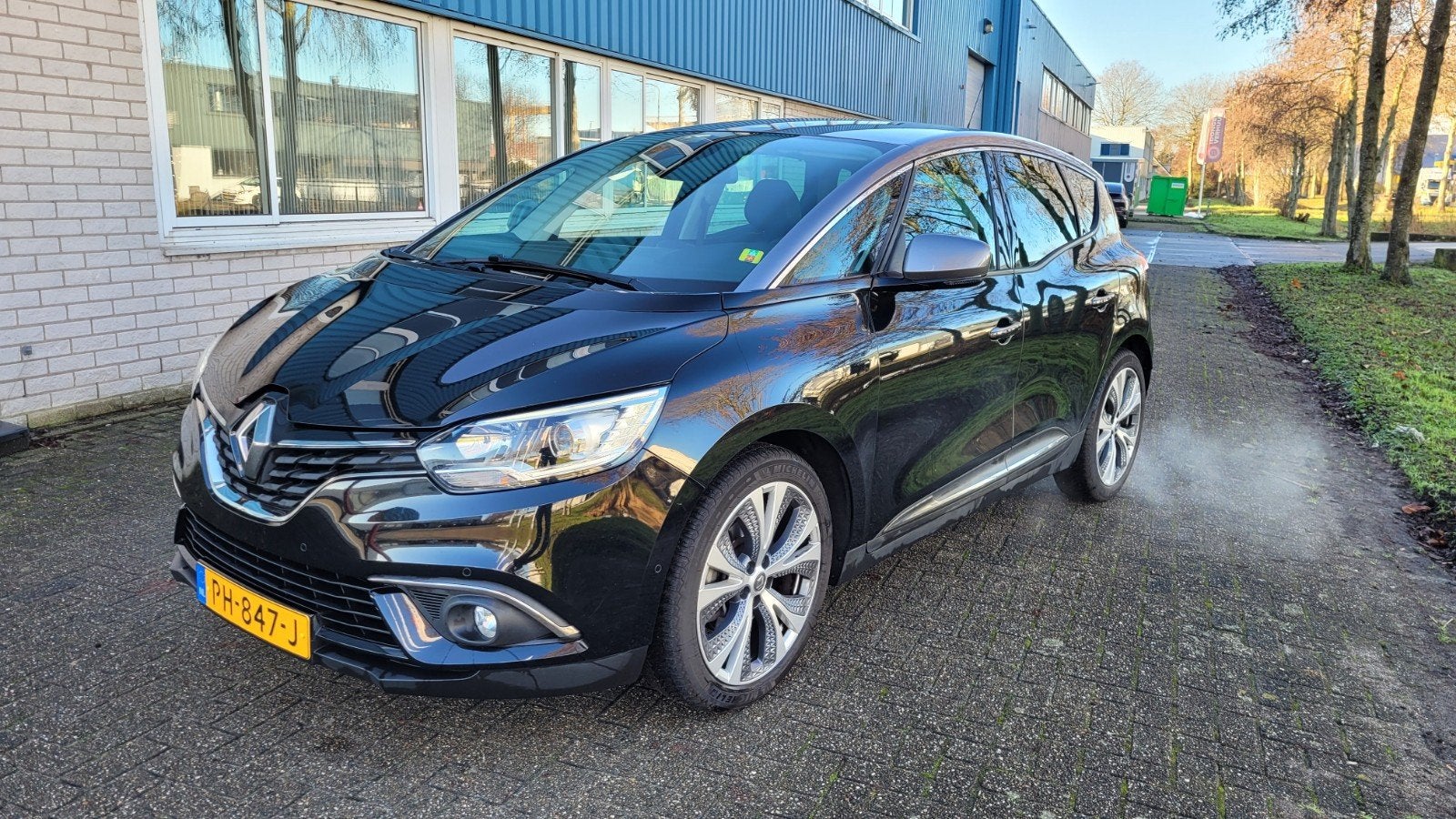 Renault Scénic 1.2 Energy TCe 130pk 2017 Zwart Dealer onderh, Voorwielaandrijving, Navigatiesysteem, 4 cilinders, 1850 kg