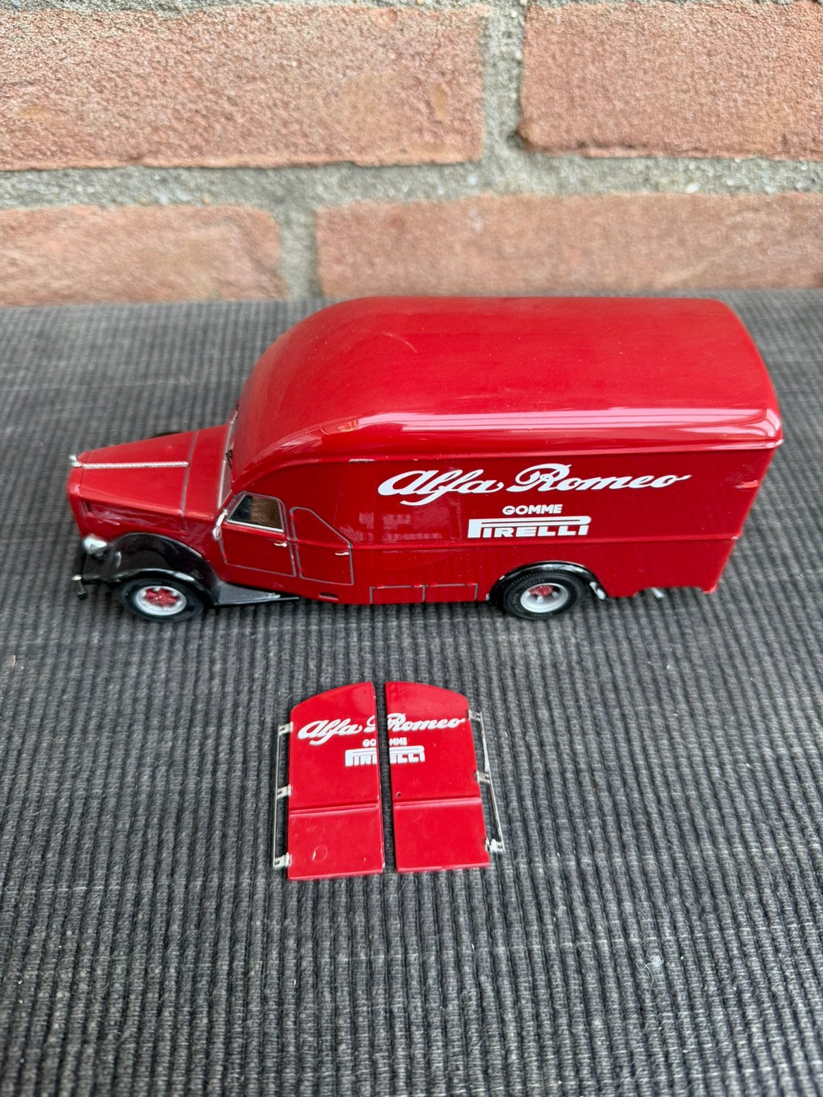 1:43 Exoto Alfa Romeo 500 Renntransporter **opknappertje**, Ophalen of Verzenden, Gebruikt, Bus of Vrachtwagen, Overige merken