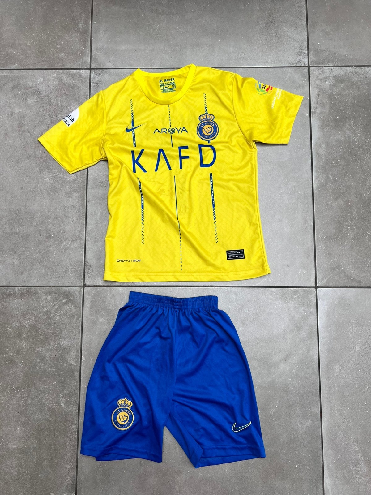 CRISTIANO RONALDO AL-NASSR VOETBALTENUE VOETBAL TENUE 176, Ophalen of Verzenden, Zo goed als nieuw, Jongen of Meisje, Sport- of Zwemkleding