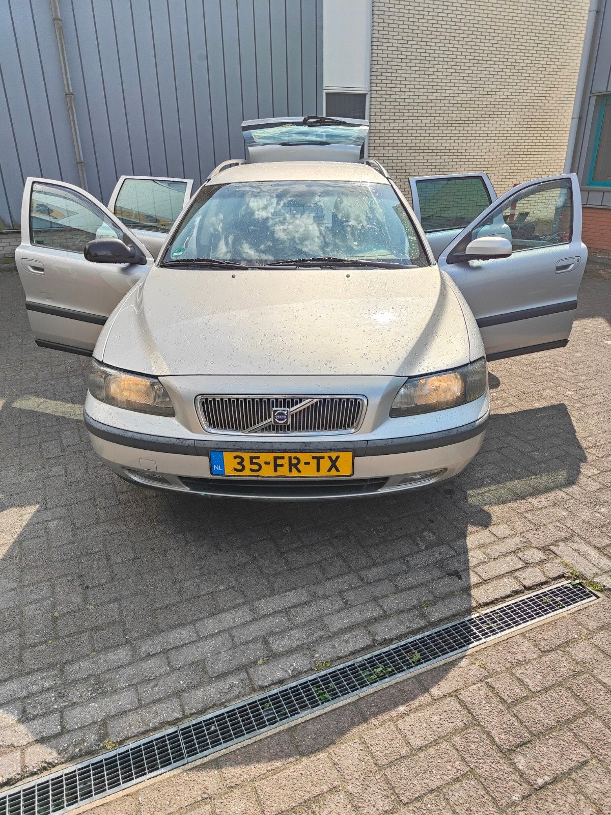 Volvo V70 2.4 T 200PK AUT 2000 Grijs, Auto's, Volvo, 1800 kg, Stationwagon, 2435 cc, 1565 kg