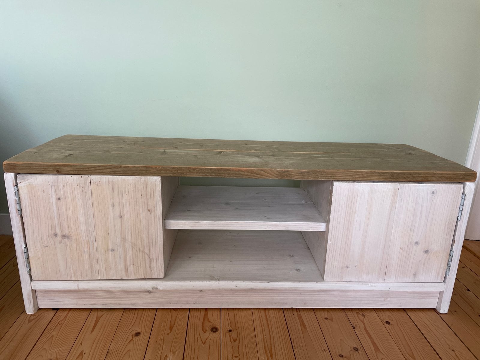 Robuust TV-meubel van hout met opbergruimte, Huis en Inrichting, Ophalen, Gebruikt, 100 tot 150 cm, Minder dan 100 cm
