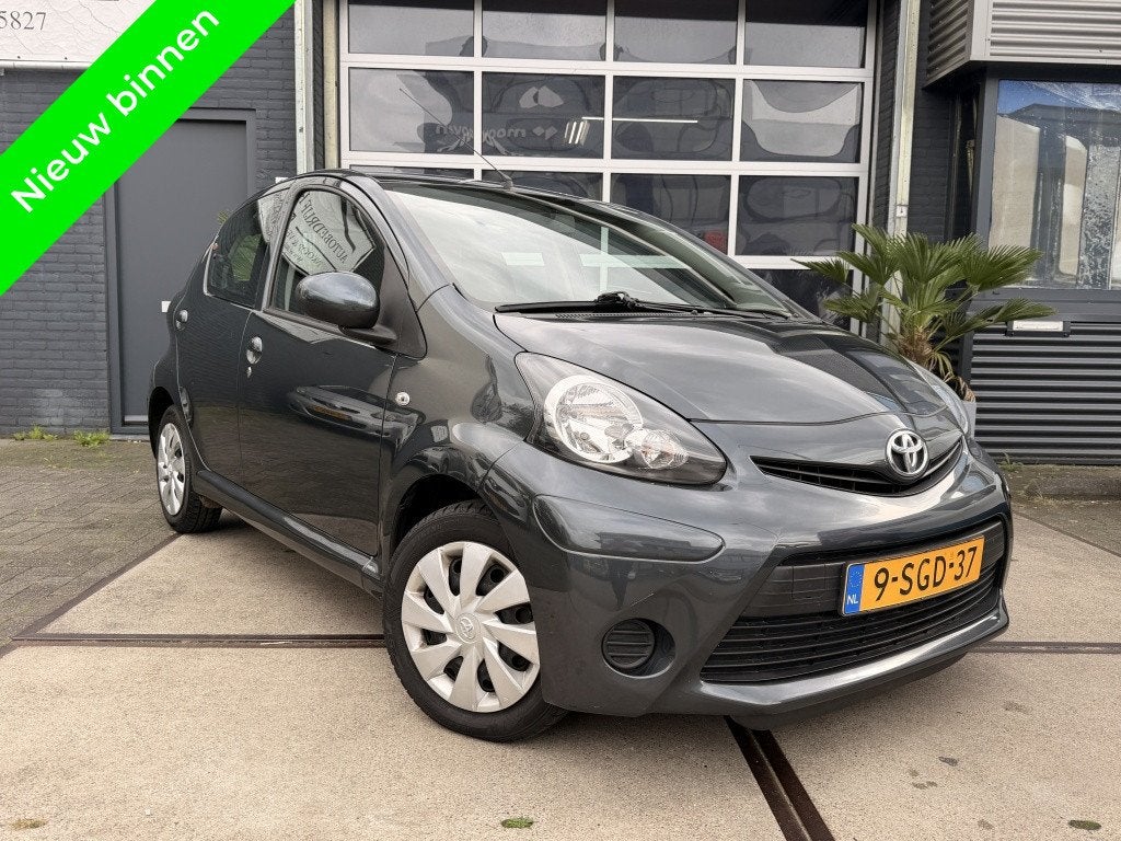 Toyota Aygo 1.0 VVT-i Now Facelift Airco 5drs NAP! inruil mo, Auto's, Euro 5, Gebruikt, 4 stoelen, Origineel Nederlands