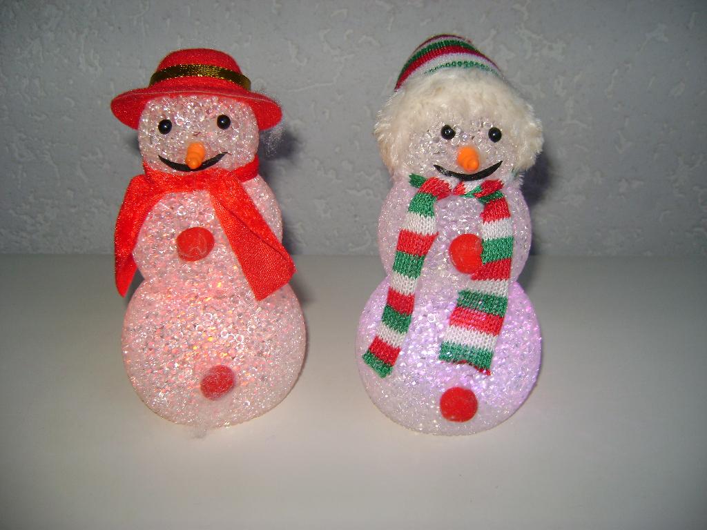 2 verlichte sneeuwpoppen veranderen van kleur 19cm hoog, Diversen, Kerst, Ophalen of Verzenden, Zo goed als nieuw