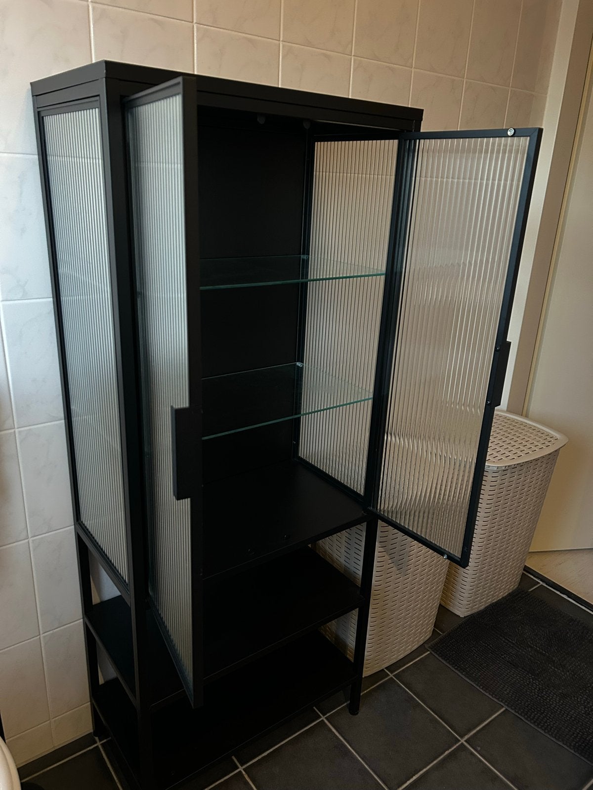 Ikea Mossjön Vitrinekast Met 2 Deuren, Antraciet, Ophalen, Minder dan 50 cm, Gebruikt, 100 tot 150 cm