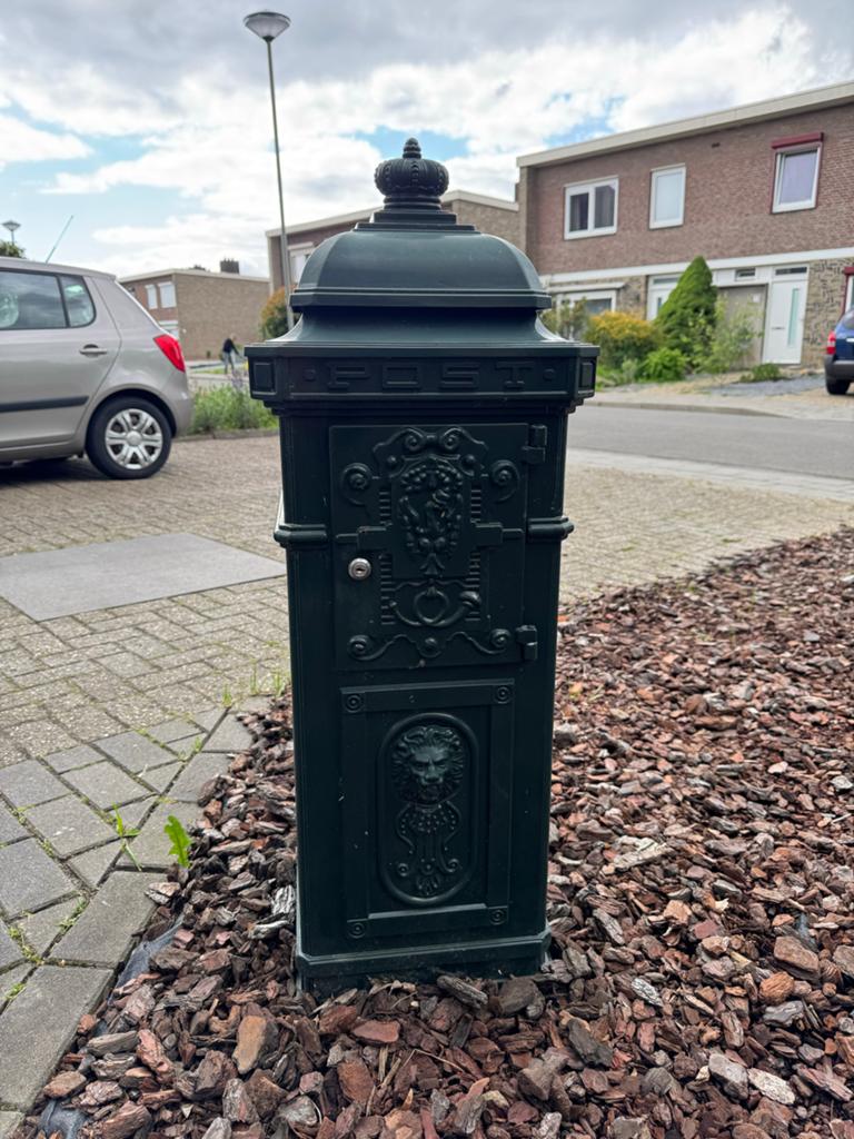 Antieke gietijzeren staande brievenbus met sleutels, Tuin en Terras, Ophalen, Zo goed als nieuw, IJzer, Staande brievenbus