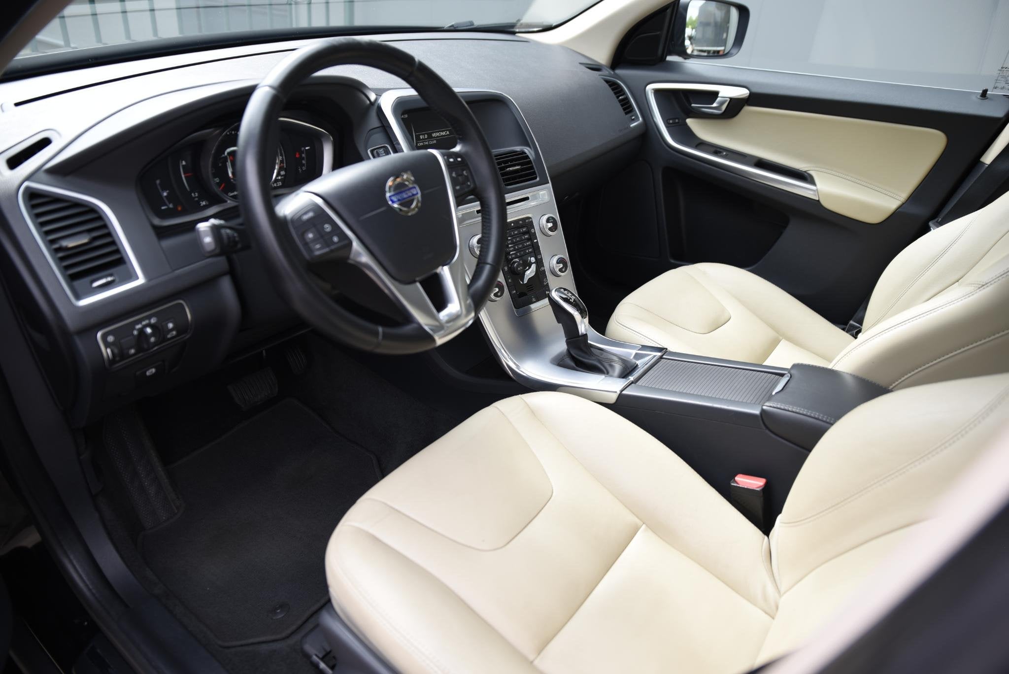 Volvo XC60 2.0 T5 R-Design Schuifdak - Trekhaak, Auto's, Volvo, Euro 6, Zwart, XC60, Vierwielaandrijving