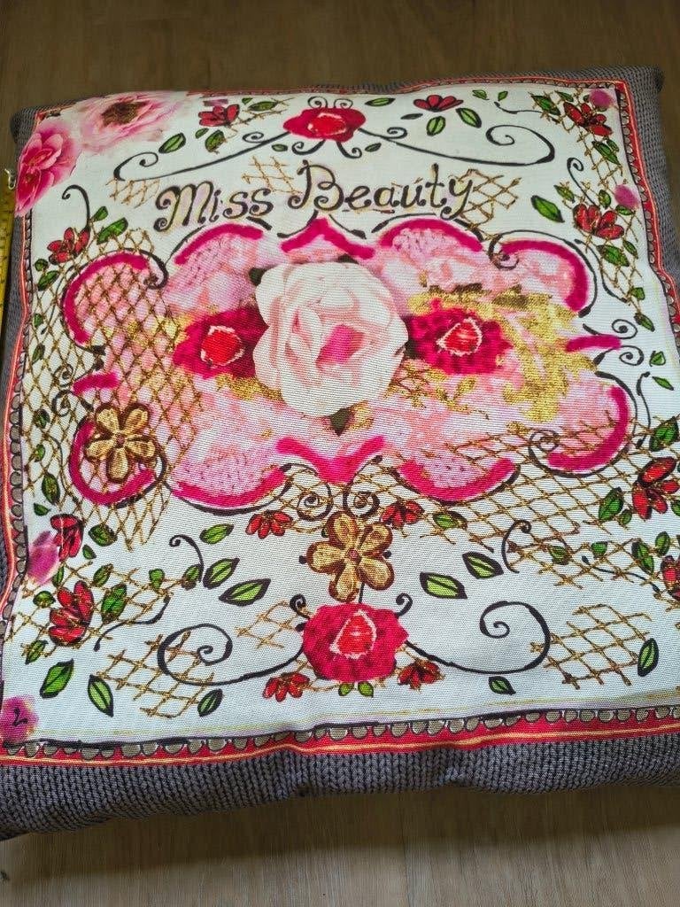 Sierkussen 'Miss Beauty' met rozenprint, Huis en Inrichting, Ophalen, Overige merken, Gebruikt, Meerkleurig