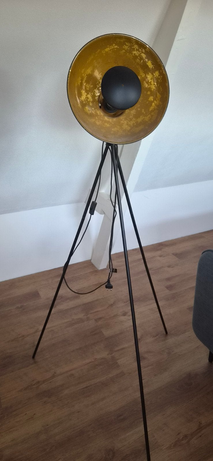 Moderne vloerlamp met driepoot en gouden kap, Huis en Inrichting, Lampen | Vloerlampen, Ophalen, Gebruikt, Modern, Industrieel