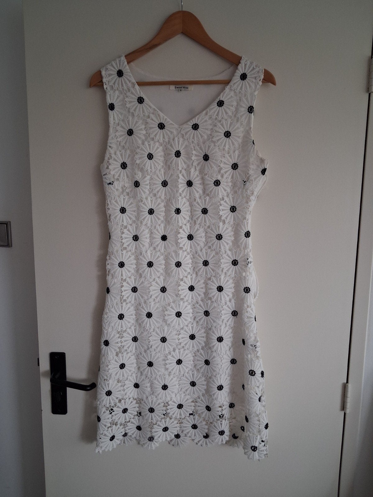 Zomerse witte jurk met madeliefjes - knielengte en gevoerd, Kleding | Dames, Wit, Ophalen of Verzenden, Zo goed als nieuw, Sweet Miss