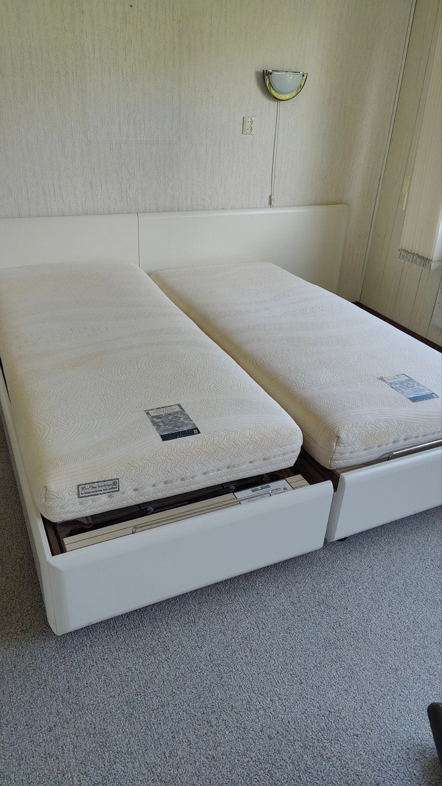 Tweepersoonsbed met verstelbare lattenbodems en matrassen, Ophalen, Overige materialen, Tweepersoons, 180 cm