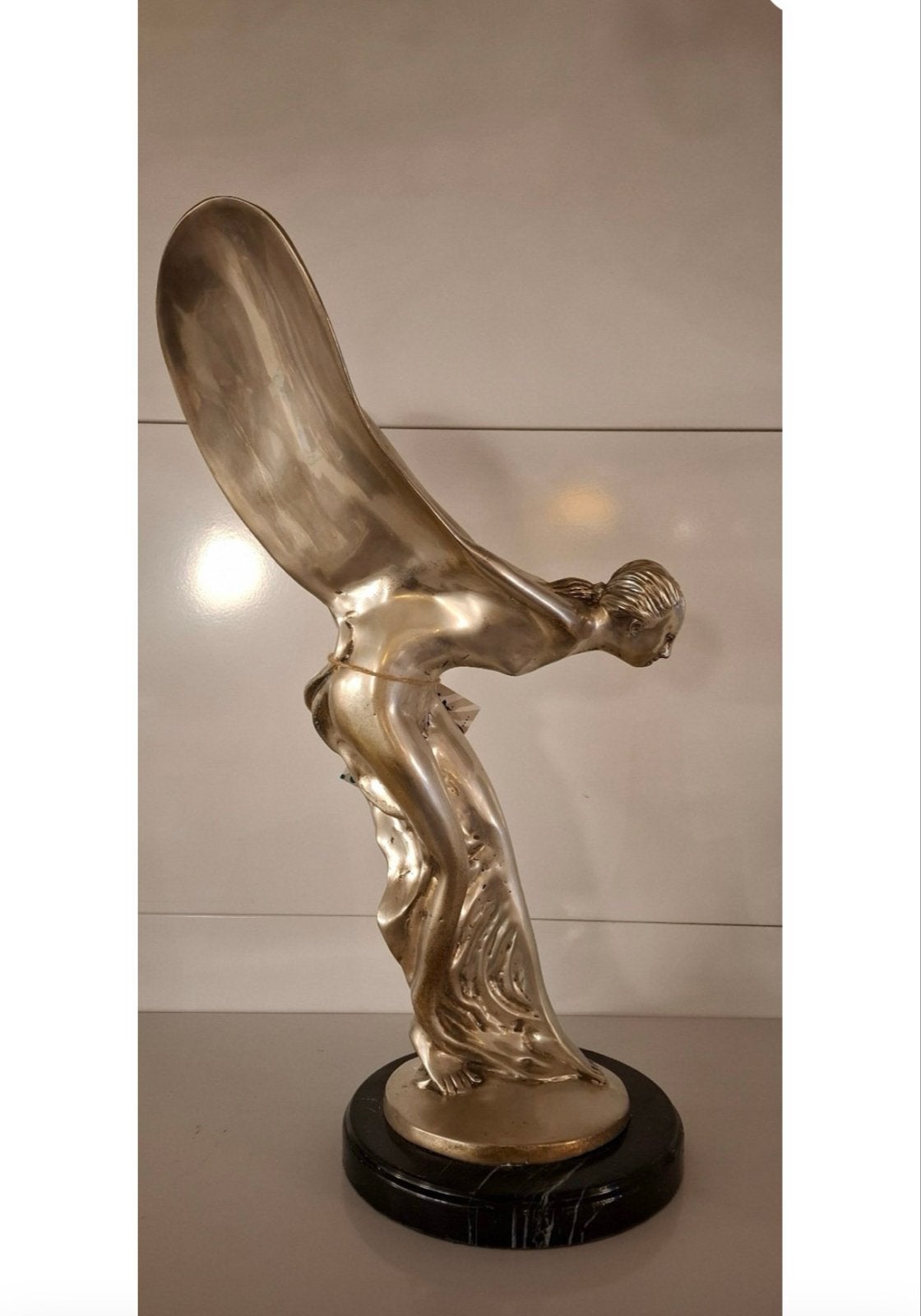 Spirit of Ecstasy - Rolls-Royce mascotte xxl, Zilver, Op sokkel, Beeld, 50 - 100 cm