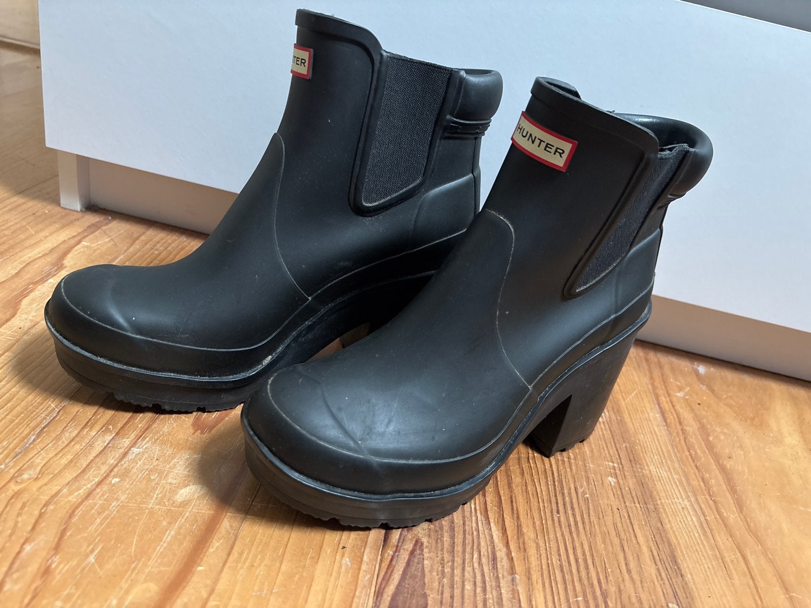 Hunter Chelsea regenlaarzen met hak maat 38- Zwart, Kleding | Dames, Ophalen of Verzenden, Zo goed als nieuw, Zwart, Lage of Enkellaarzen