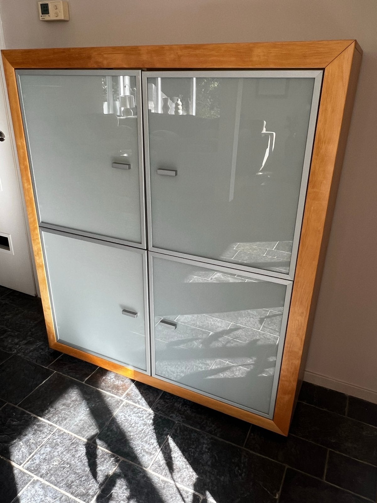 Houten kast met glazen deuren en planken, Ophalen, Zo goed als nieuw