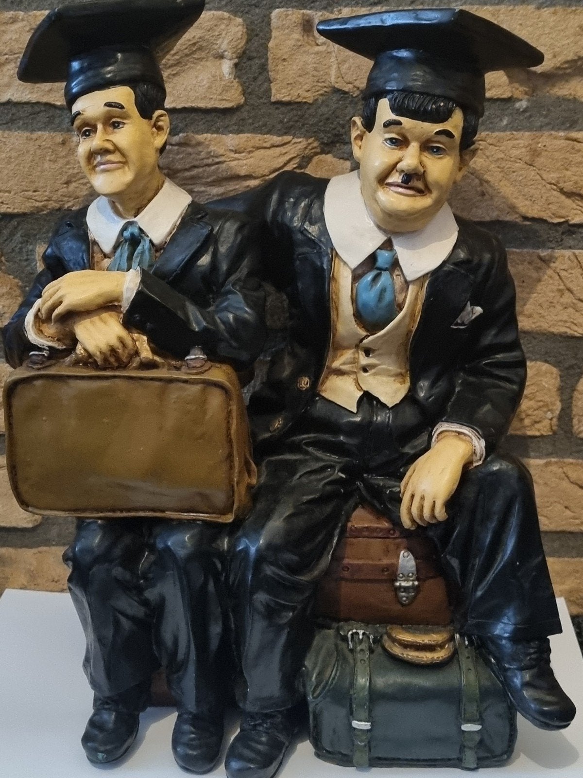 Beeld 32 cm Laurel & Hardy afstuderen met koffers, Verzamelen, Ophalen of Verzenden, Zo goed als nieuw, Mens