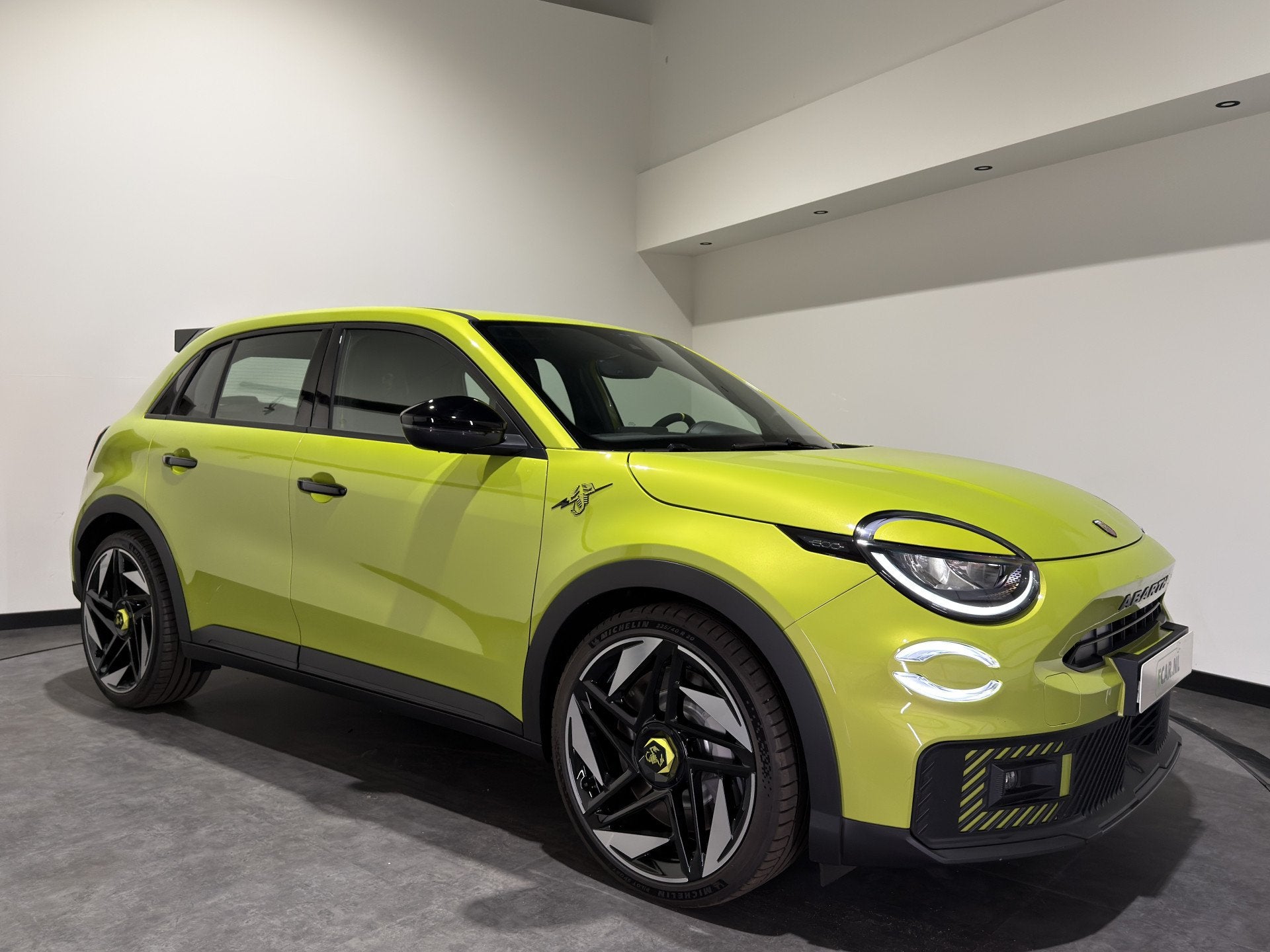 Abarth 600e Abarth Turismo 54 kWh | Acid Green (bj 2026), Auto's, 238 pk, Stof, Met garantie (alle), Parkeersensor