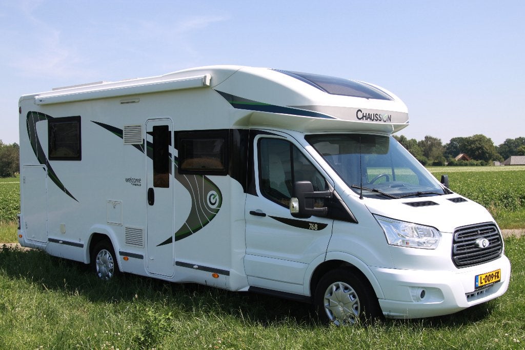 Chausson Welcome Premium 768 Queensbed Hefbed Zonnepaneel, Startonderbreker, Afzuigkap, Ford, 7 tot 8 meter