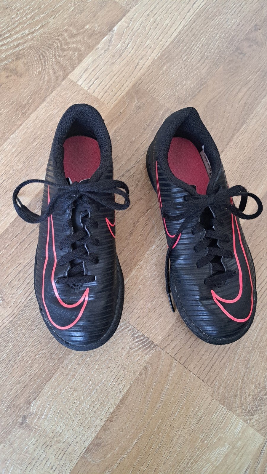 Nike Kunstgras 32 - Zwart/Roze, Ophalen of Verzenden, Zo goed als nieuw, Schoenen
