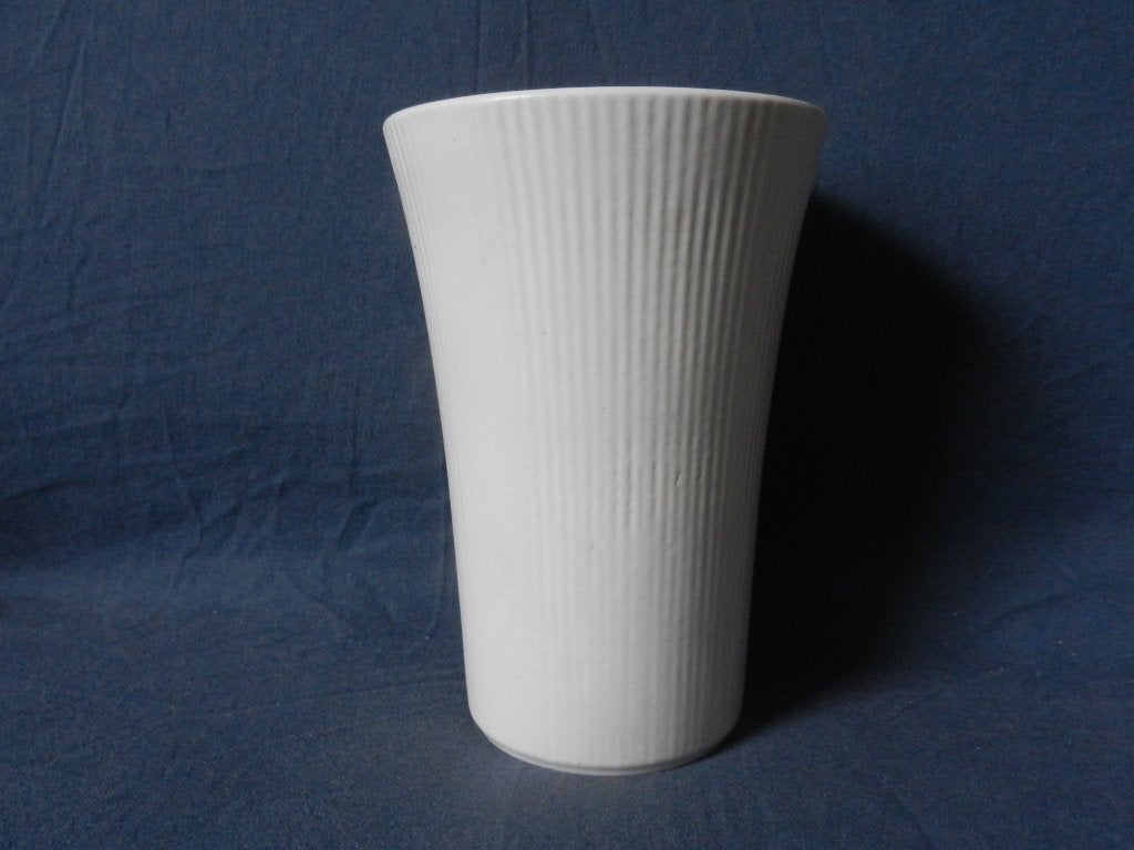 Geribde witte vaas Potterie De Driehoek Huizen h. 18,0 cm., Antiek en Kunst, Ophalen of Verzenden