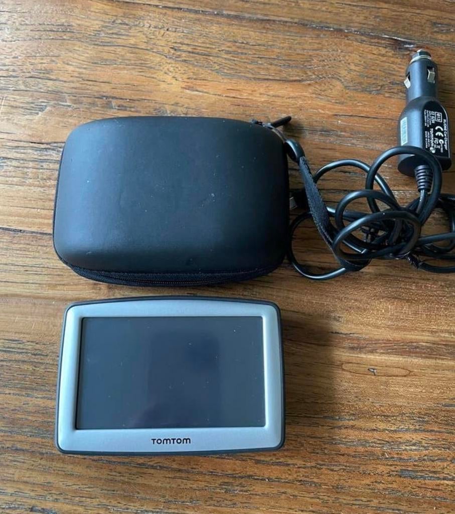 TomTom navigatiesysteem met hoes en autolader, Ophalen of Verzenden, Gebruikt