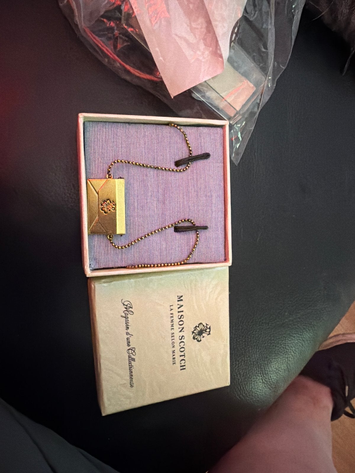 Maison Scotch Gouden Envelop Ketting met Doosje, Ophalen of Verzenden, Nieuw, Overige materialen
