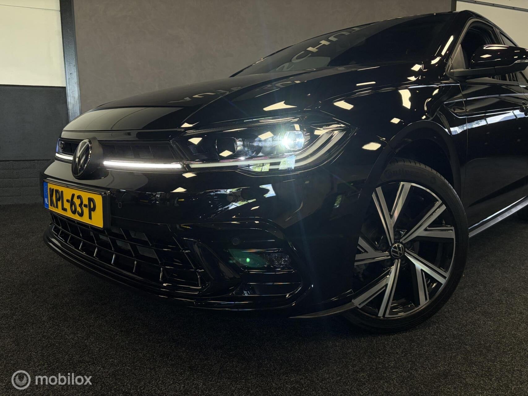 Volkswagen Polo 1.0 TSI R-Line 110 PK DSG FABRIEKSGARANTIE!, Auto's, Stof, Gebruikt, Zwart, Zwart