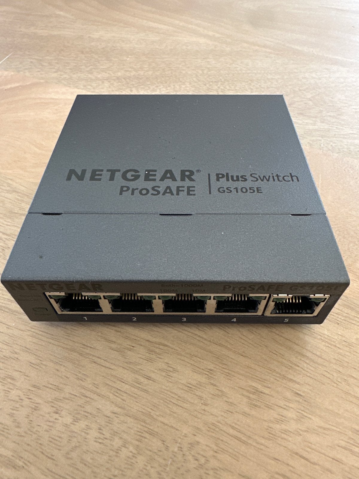 NETGEAR ProSAFE Plus Switch GS105E - 5-poorts Gigabit, Computers en Software, Ophalen of Verzenden, Zo goed als nieuw