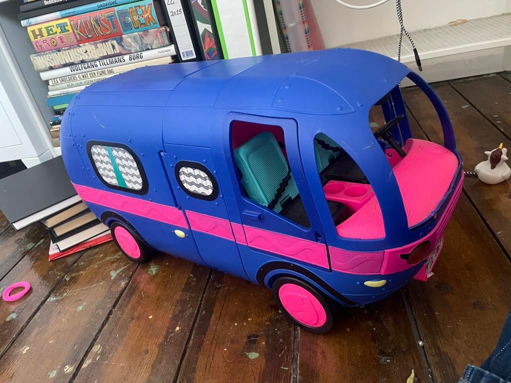 L.O.L bus (inc poppetjes en accessoires), Ophalen, Zo goed als nieuw