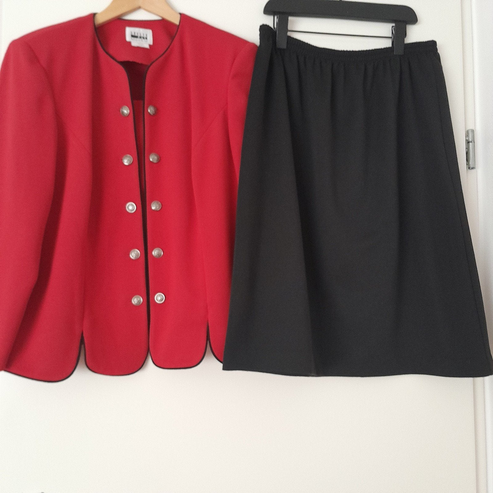 Leslie Fay Rood Jasje met Zwarte Rok - Maat 46/48 (XL), Kostuum of Pak, Maat 46/48 (XL) of groter, Ophalen of Verzenden, Zo goed als nieuw