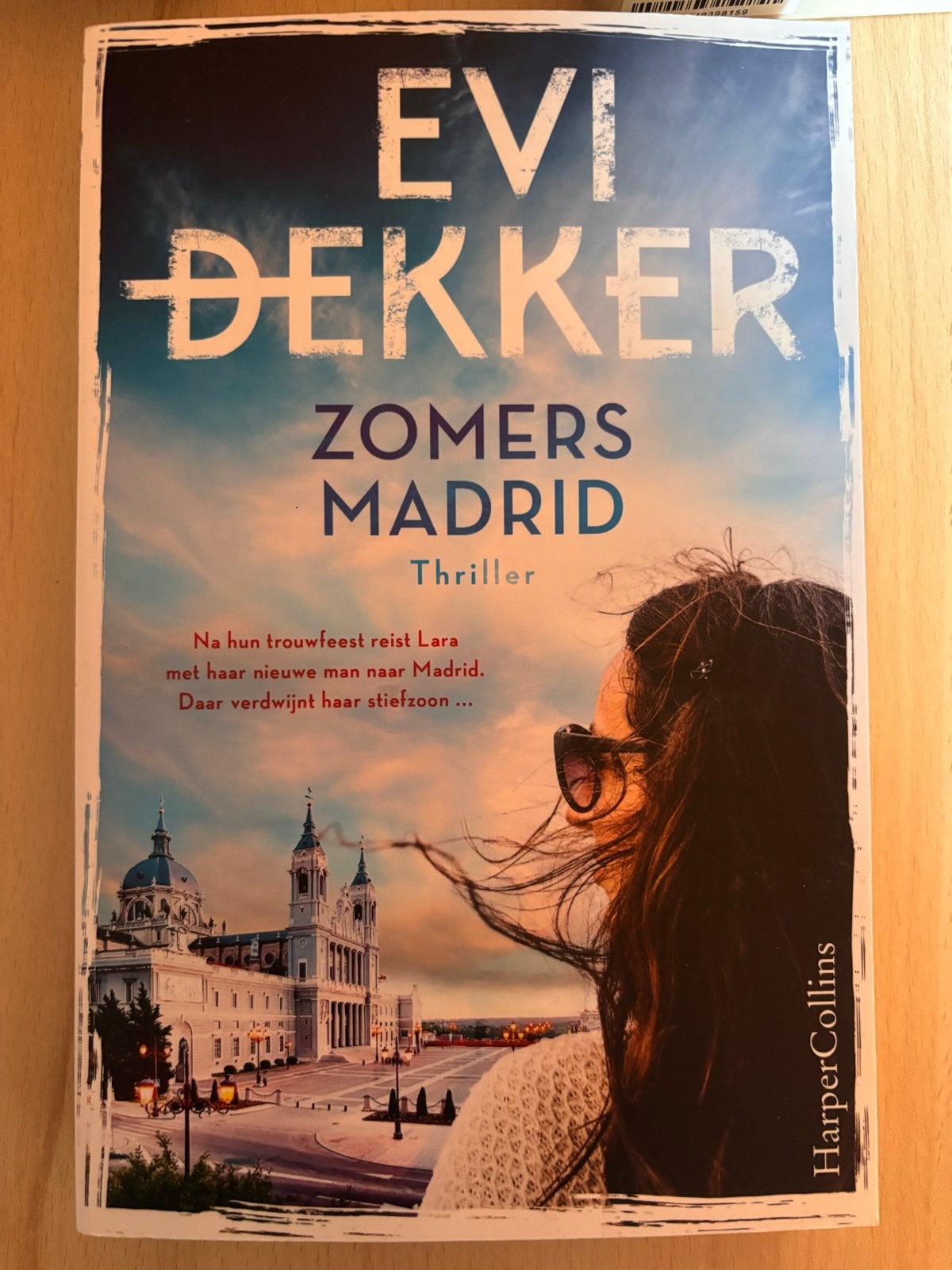 Evi Dekker - Zomers Madrid (Thriller), Ophalen of Verzenden, Zo goed als nieuw, Nederland