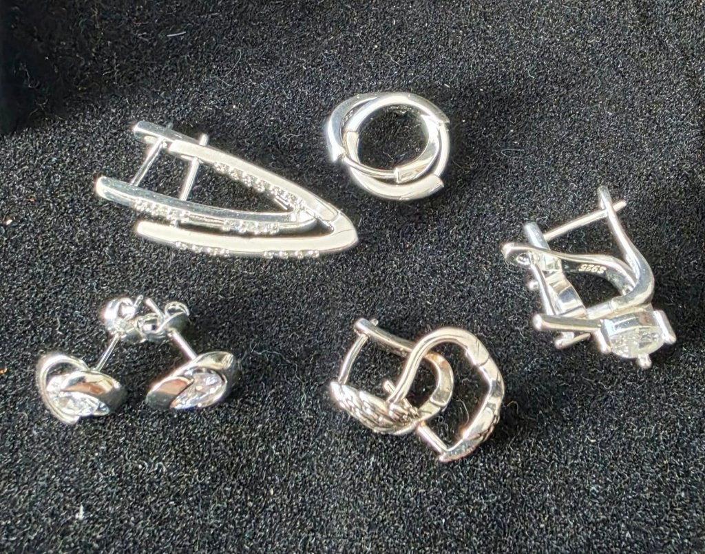 5 x zilveren oorbellen zilver gemerkt met 925 met doos., Nieuw, Ophalen of Verzenden, Knopjes of Stekers, Zilver