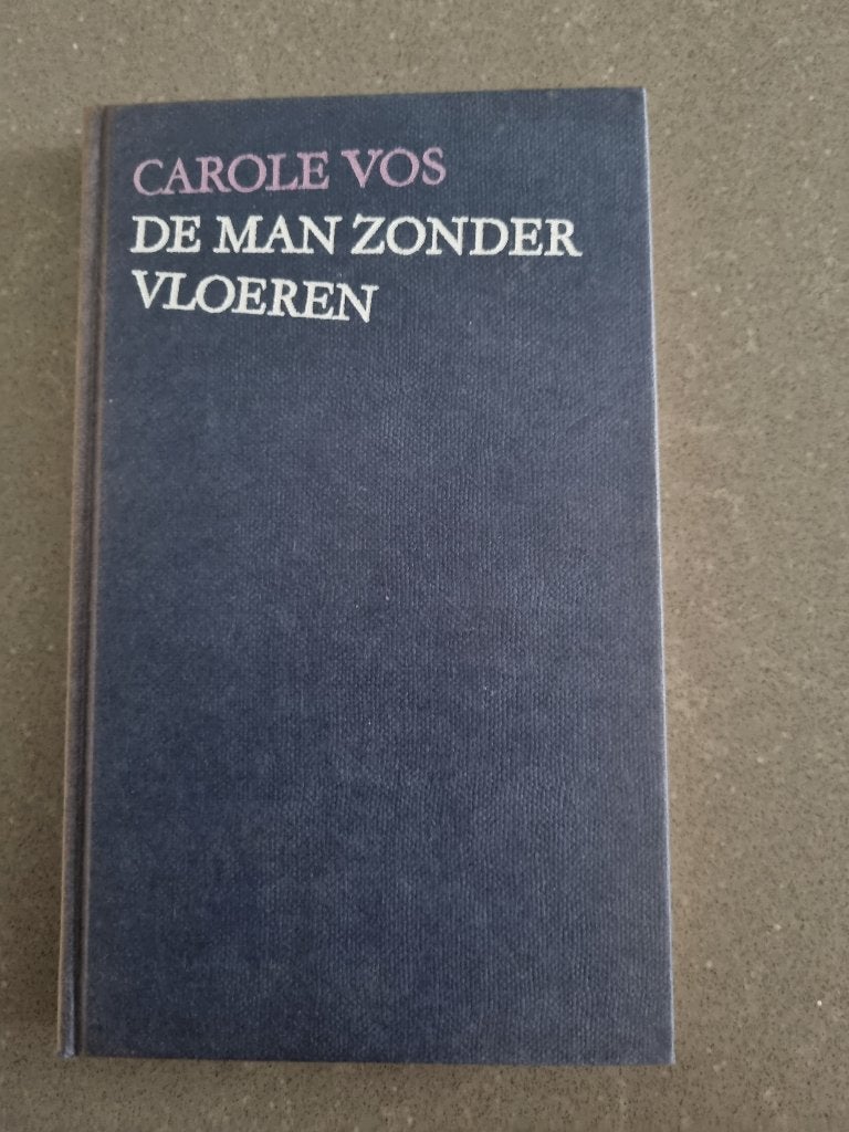 Carole Vos - De Man Zonder Vloeren (Hardcover), Gelezen, Carole Vos, Ophalen of Verzenden, Nederland