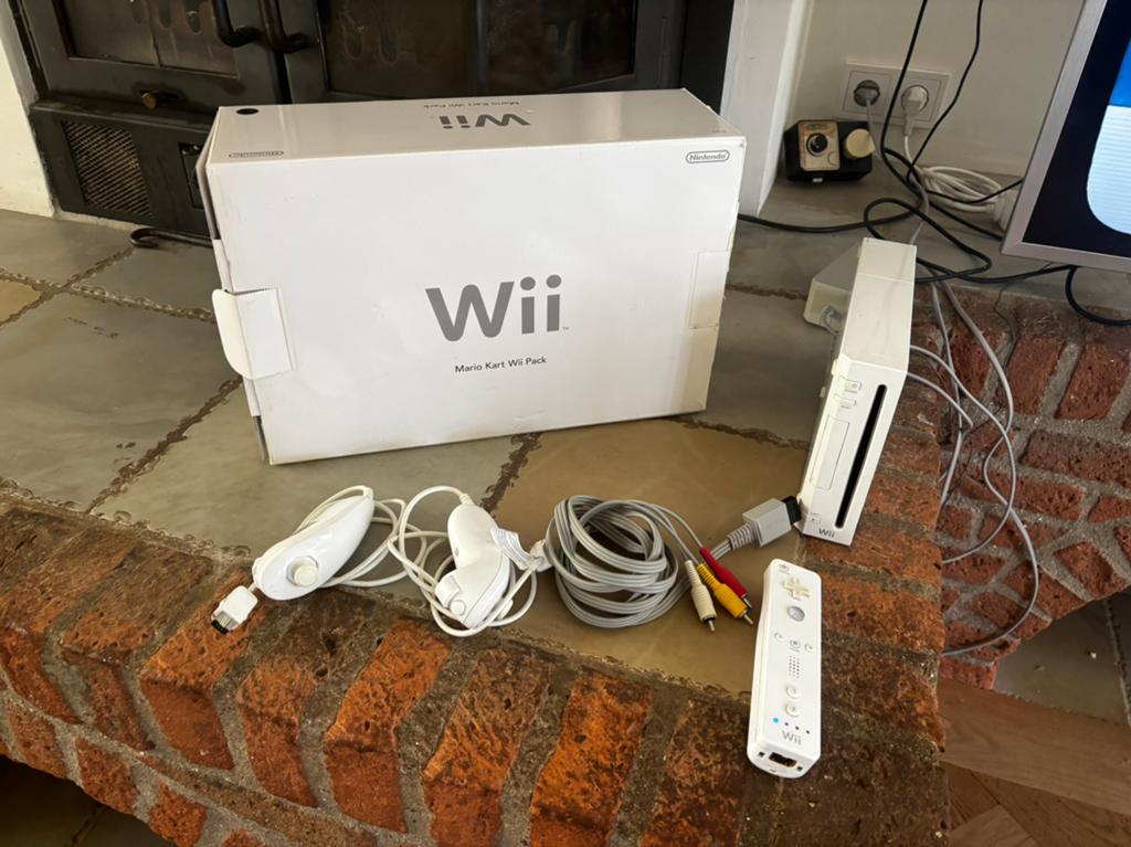 Nintendo wii met controller, stuur en 16 games - werkend!, 3 spelers of meer, Ophalen of Verzenden, Zo goed als nieuw, Vanaf 7 jaar