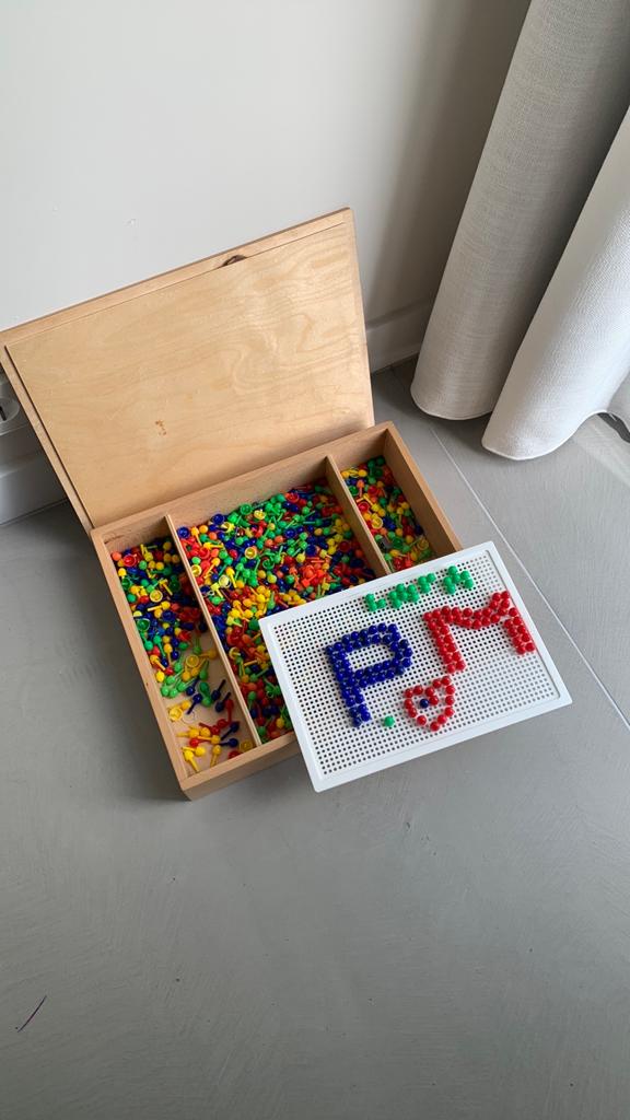 Houten doos met mozaïek prikpennetjes, Kinderen en Baby's, Speelgoed | Bouwstenen, Ophalen of Verzenden, Zo goed als nieuw