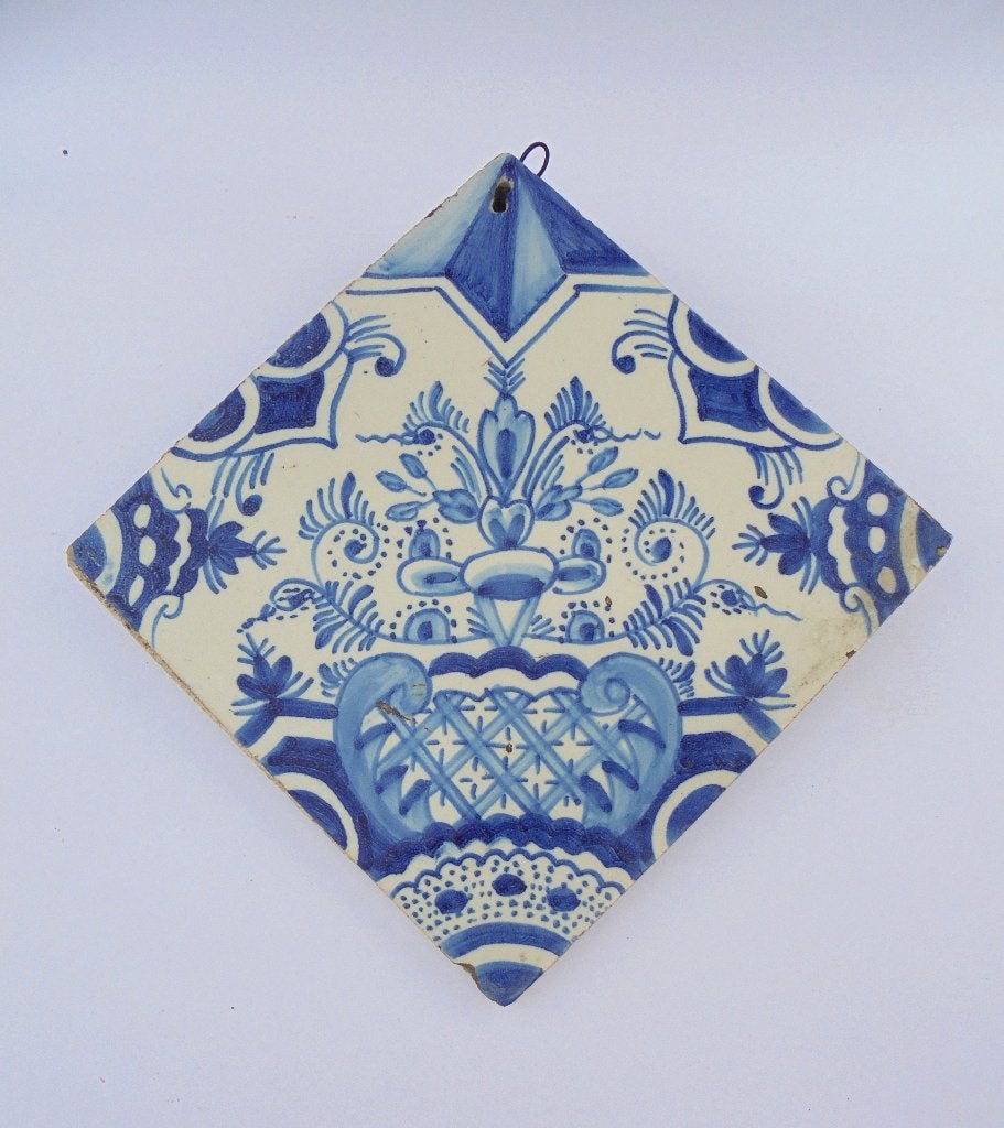Oud Hollandse tegel met florale motieven en ophangoogje., Antiek en Kunst, Ophalen of Verzenden