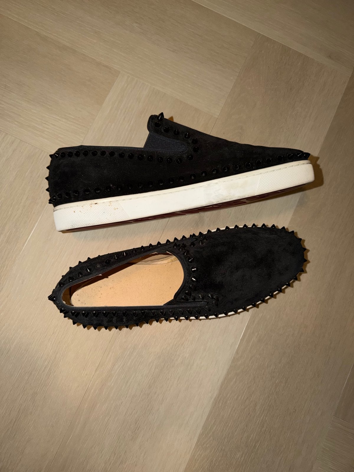 Christian Louboutin instappers met studs 43, Ophalen of Verzenden, Gedragen, Zwart, Instappers