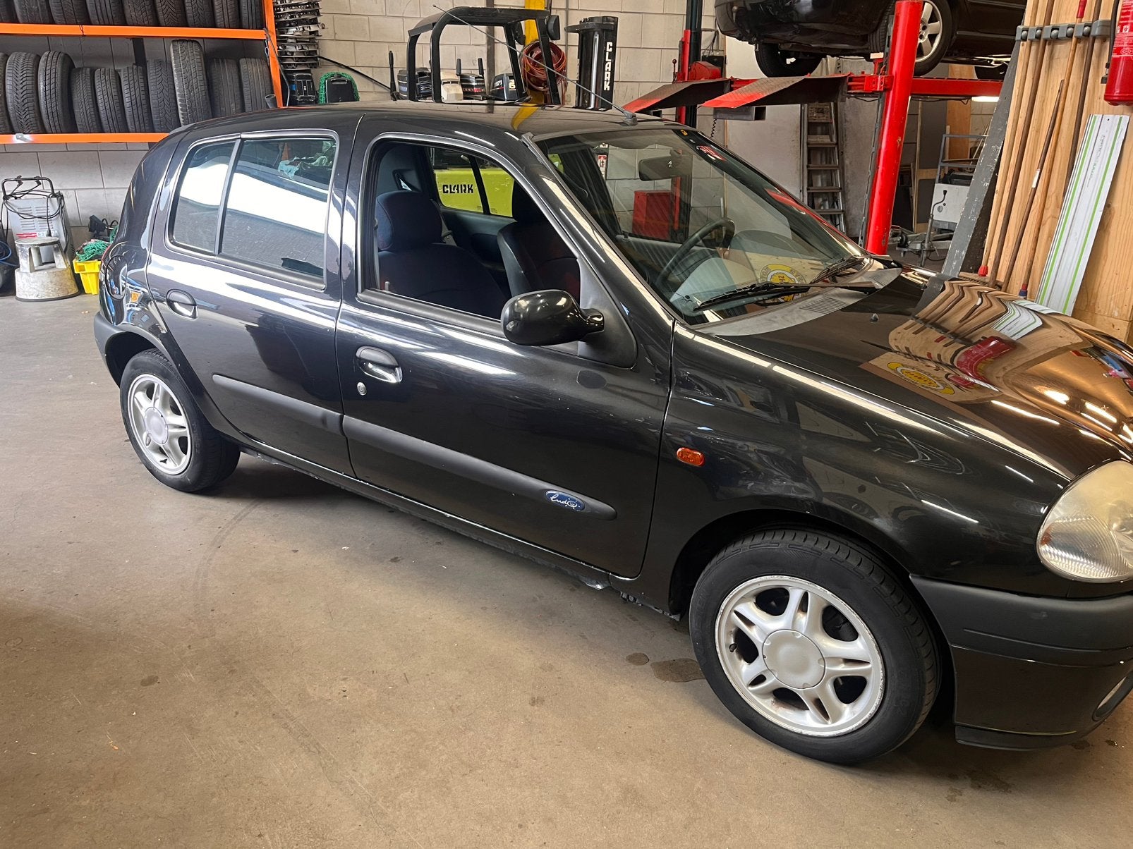 Zeer mooie Renault clio, Zwart, Handgeschakeld, Particulier, Clio